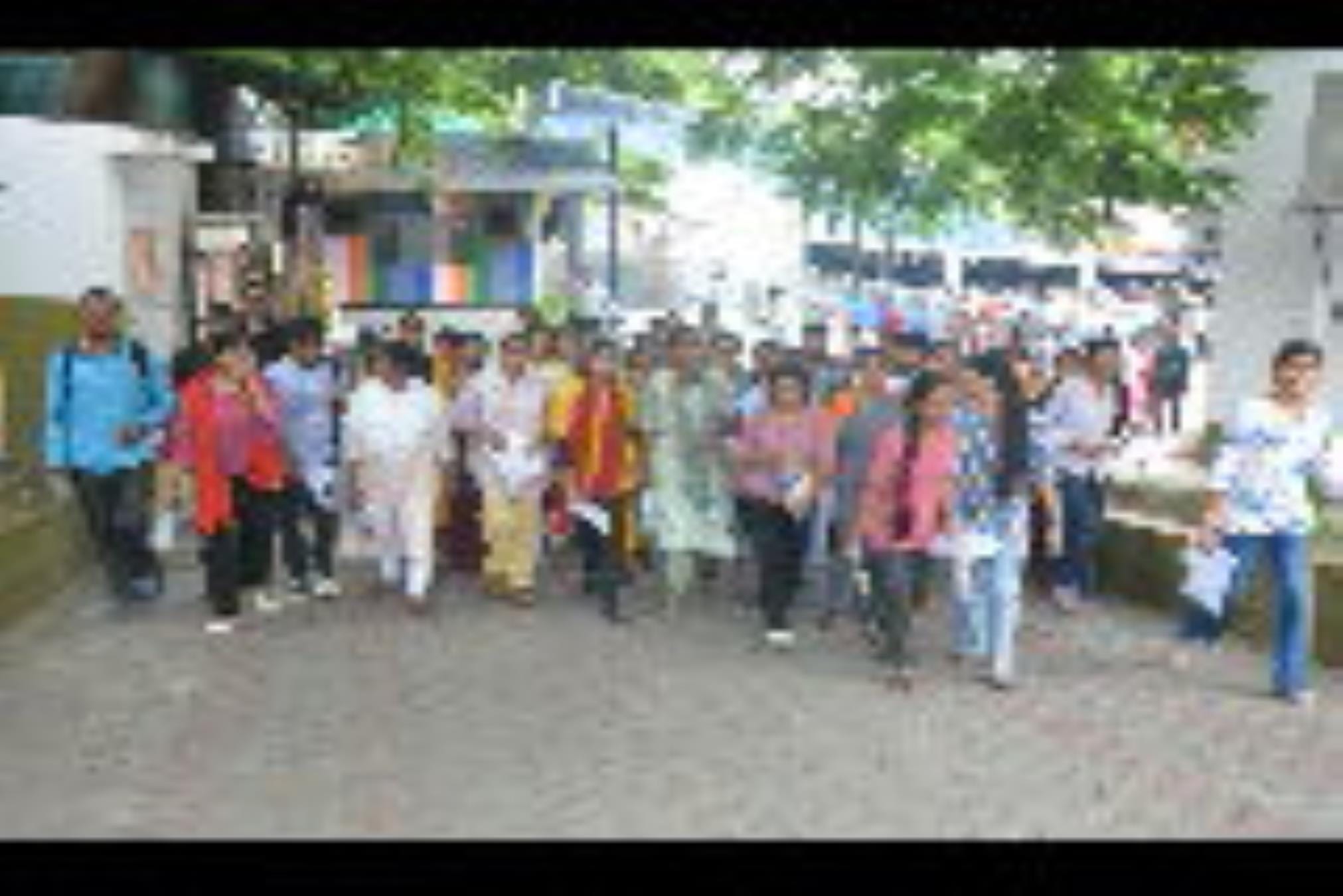 परीक्षा देकर आते अभ्यर्थी।