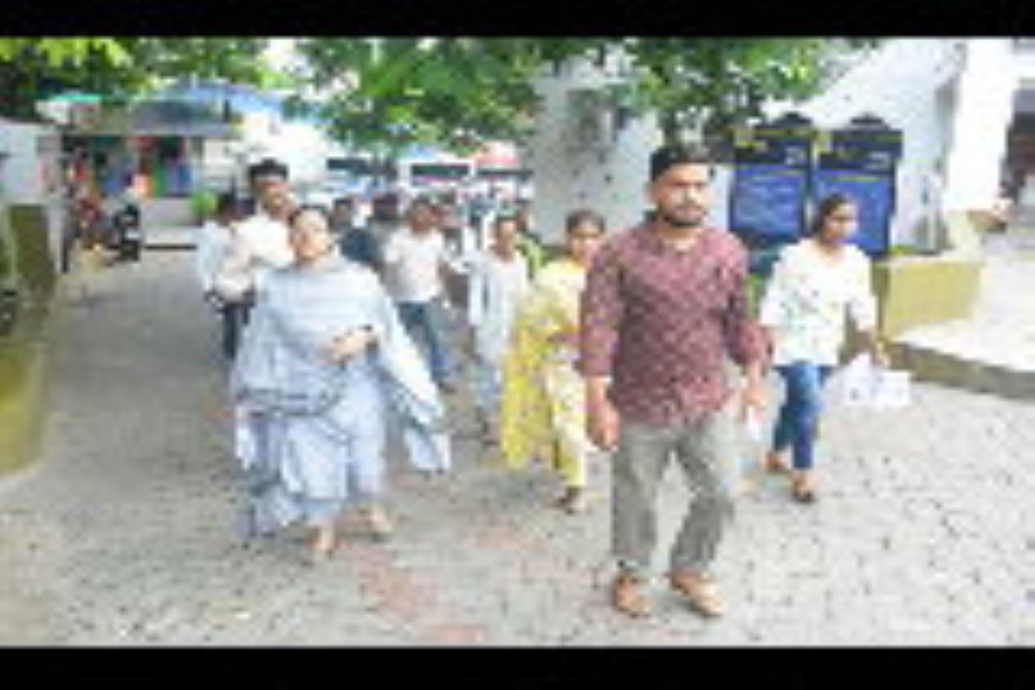 परीक्षा देकर आते अभ्यर्थी।