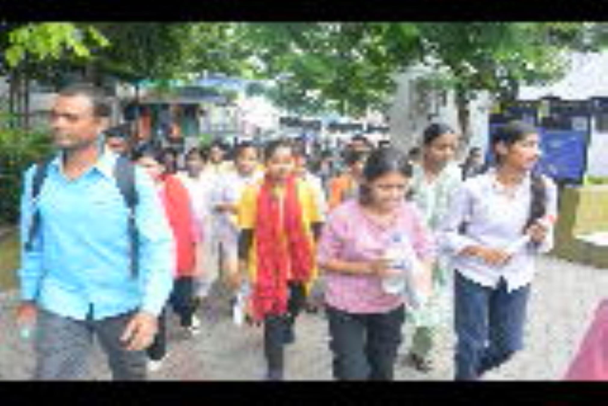 परीक्षा देकर आते अभ्यर्थी।