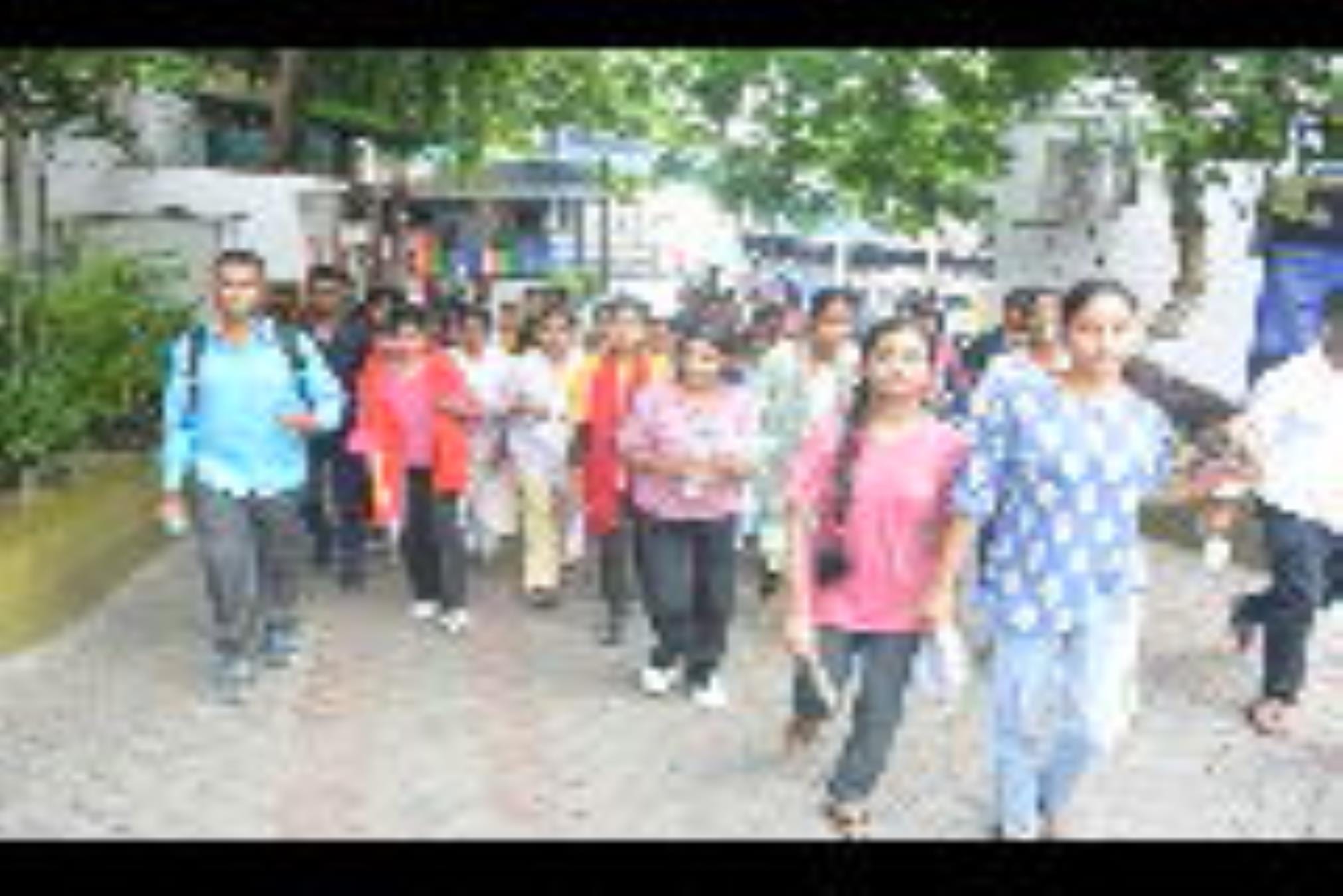 परीक्षा देकर आते अभ्यर्थी।