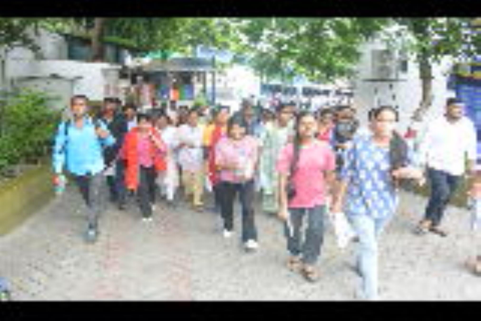 परीक्षा देकर आते अभ्यर्थी।