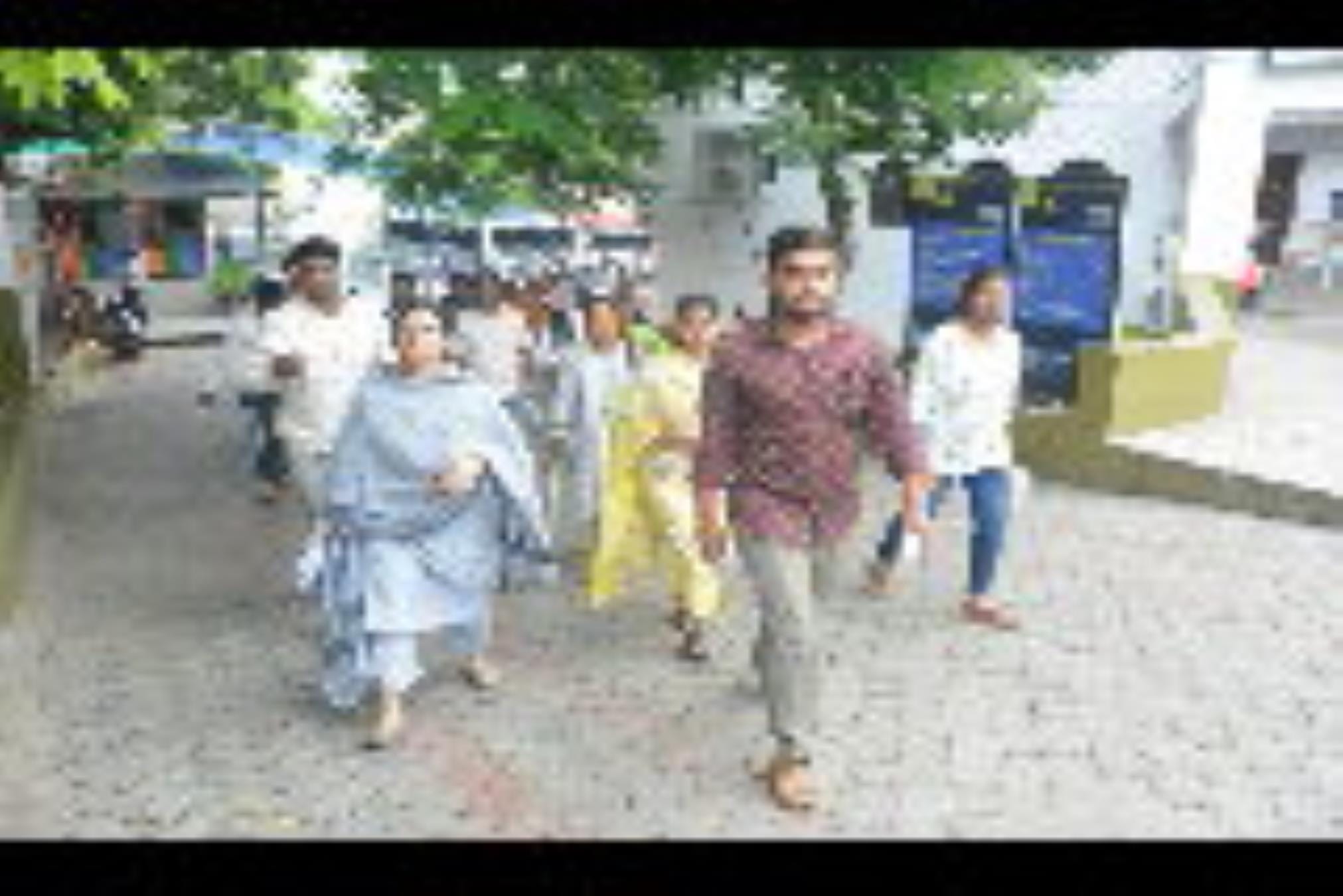 परीक्षा देकर आते अभ्यर्थी।