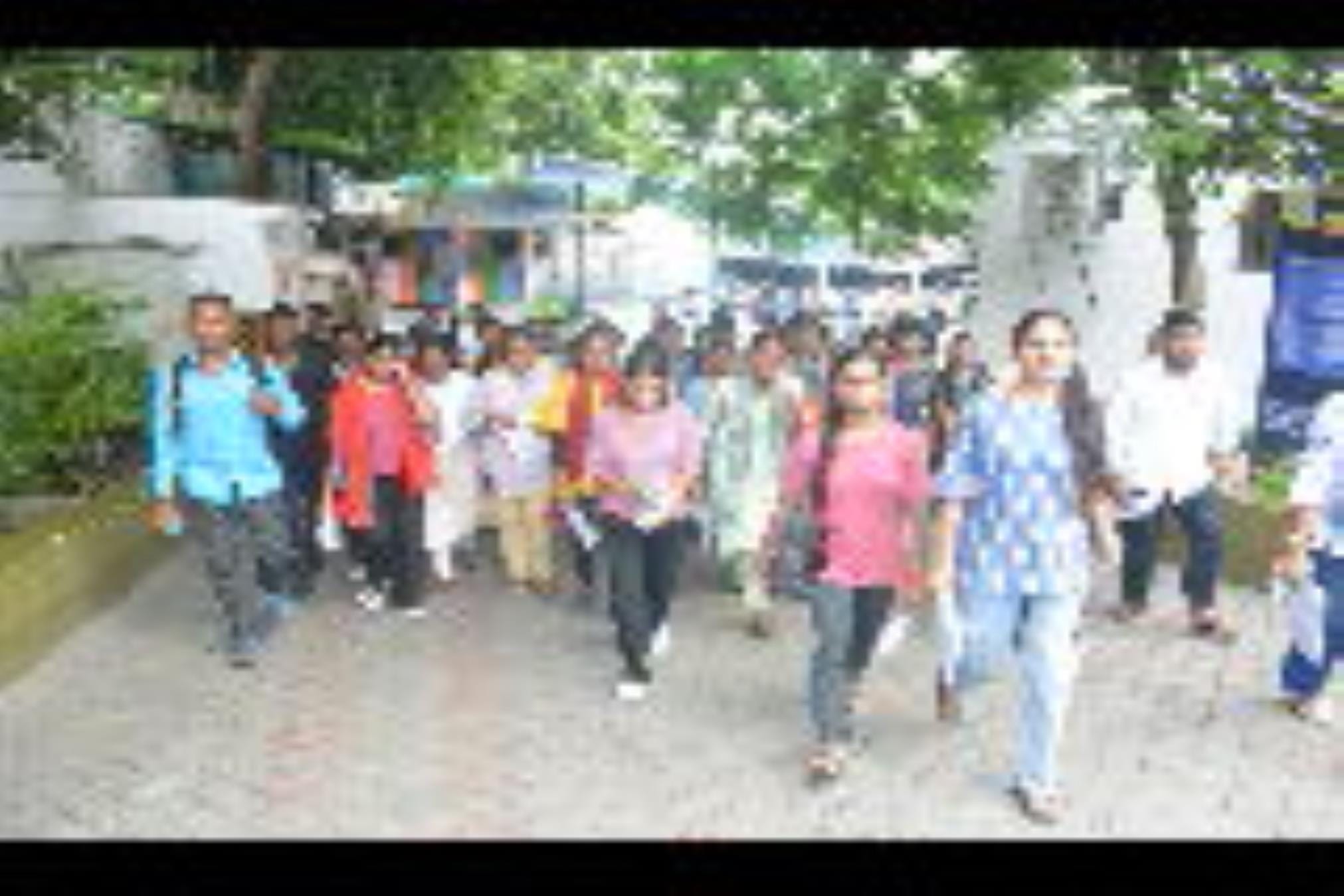 परीक्षा देकर आते अभ्यर्थी।
