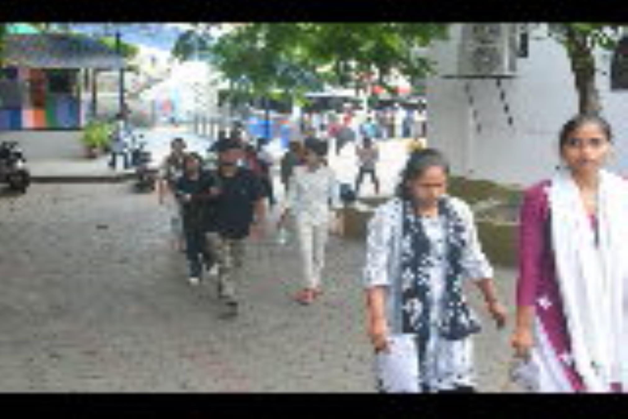परीक्षा देकर आते अभ्यर्थी।