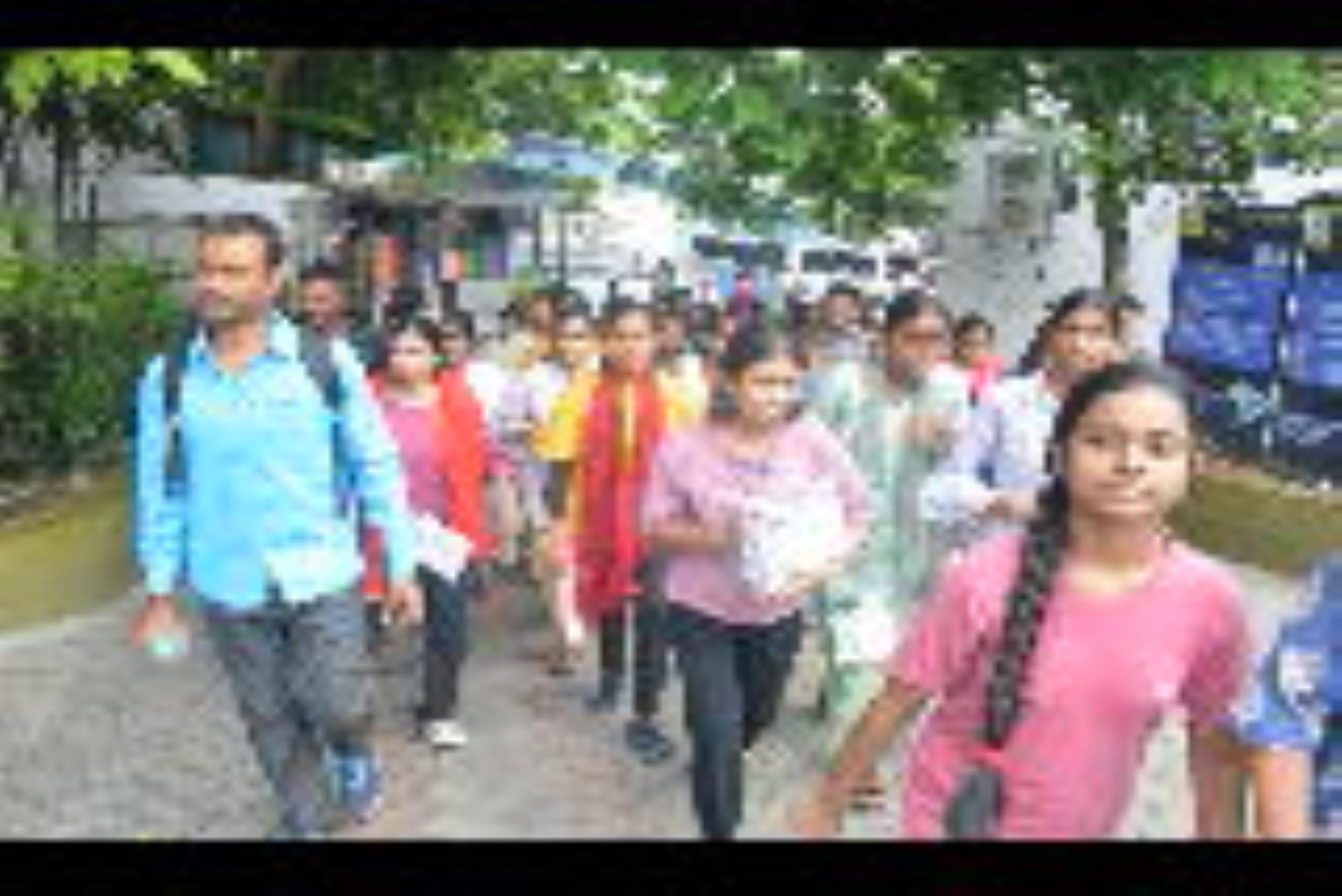 परीक्षा देकर आते अभ्यर्थी।