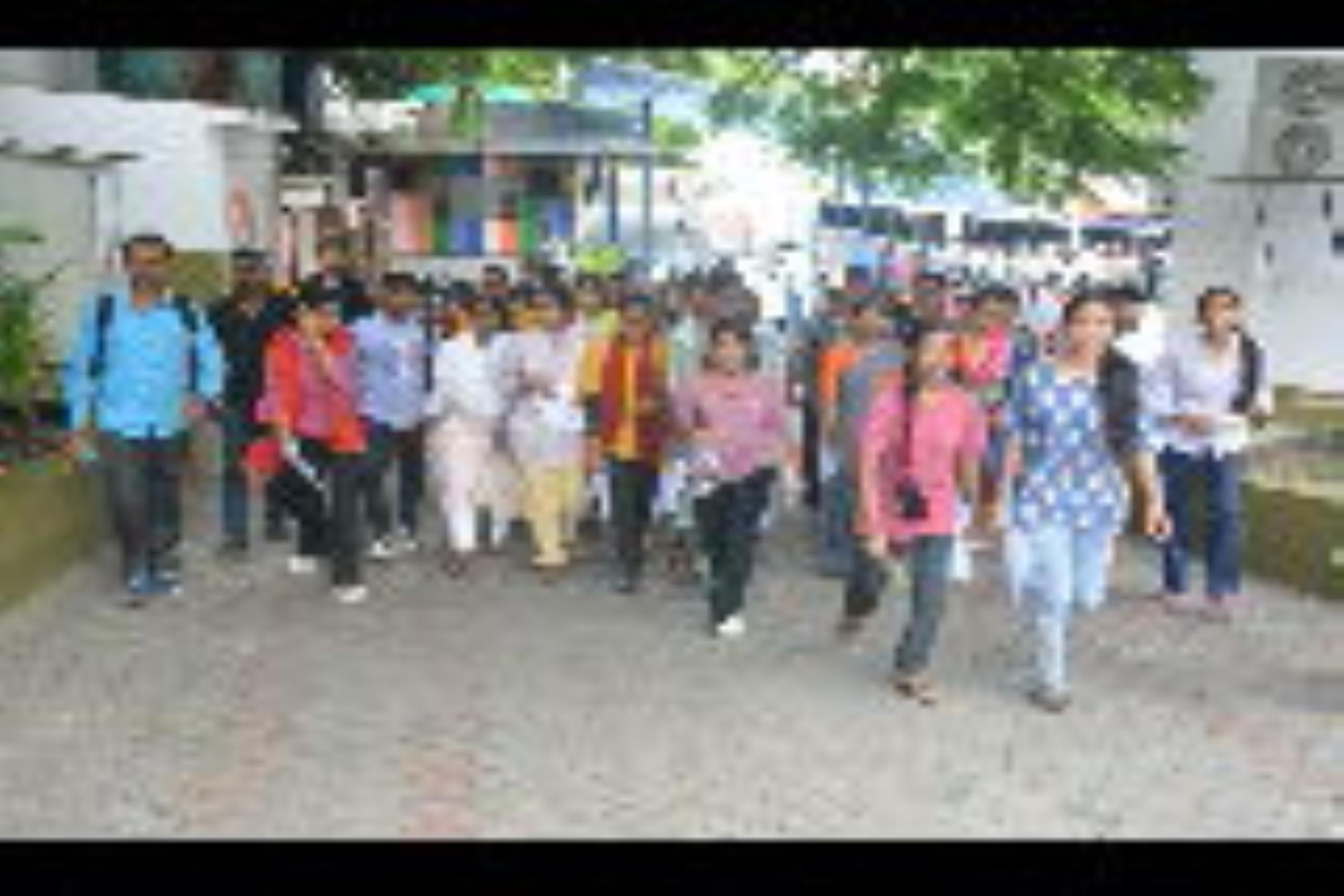 परीक्षा देकर आते अभ्यर्थी।