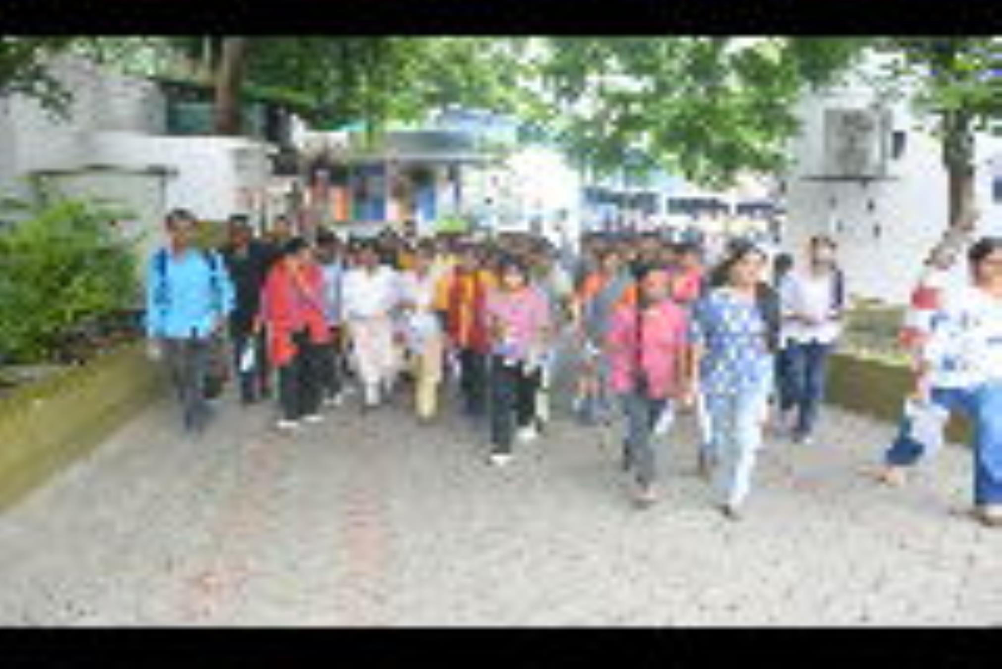 परीक्षा देकर आते अभ्यर्थी।