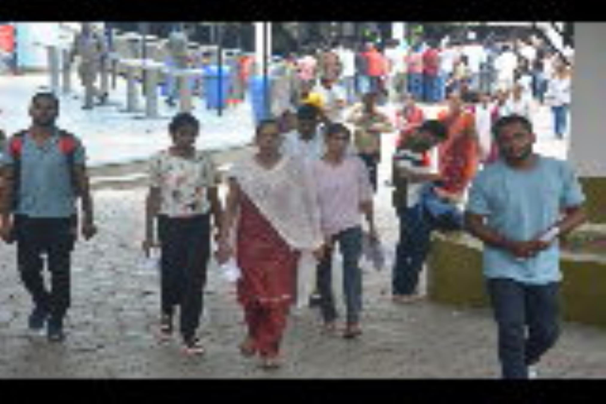 परीक्षा देकर आते अभ्यर्थी।