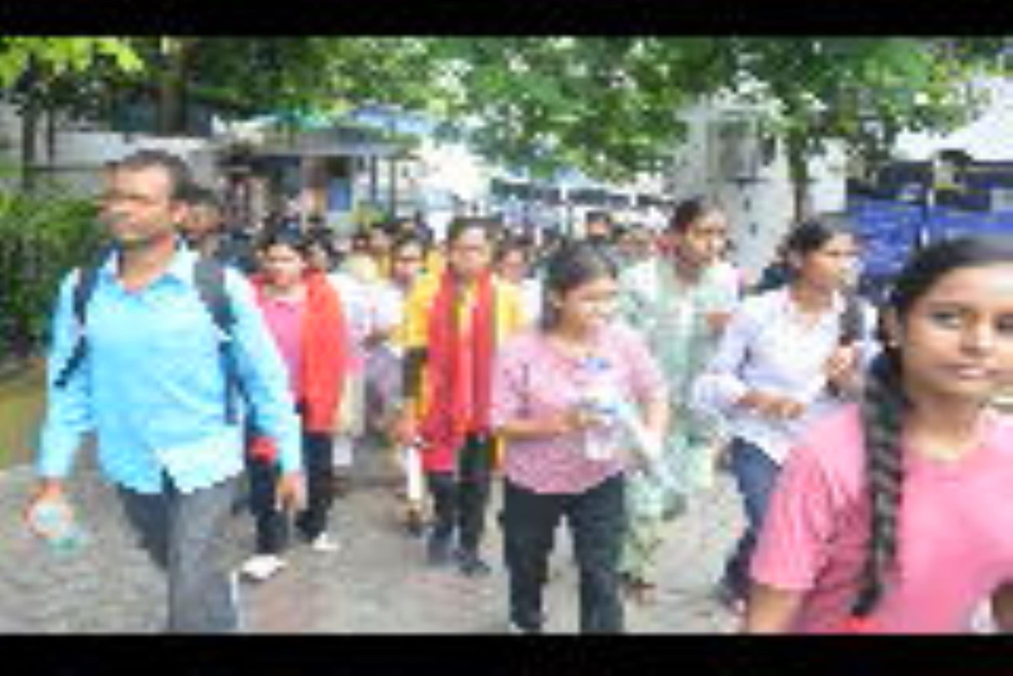 परीक्षा देकर आते अभ्यर्थी।