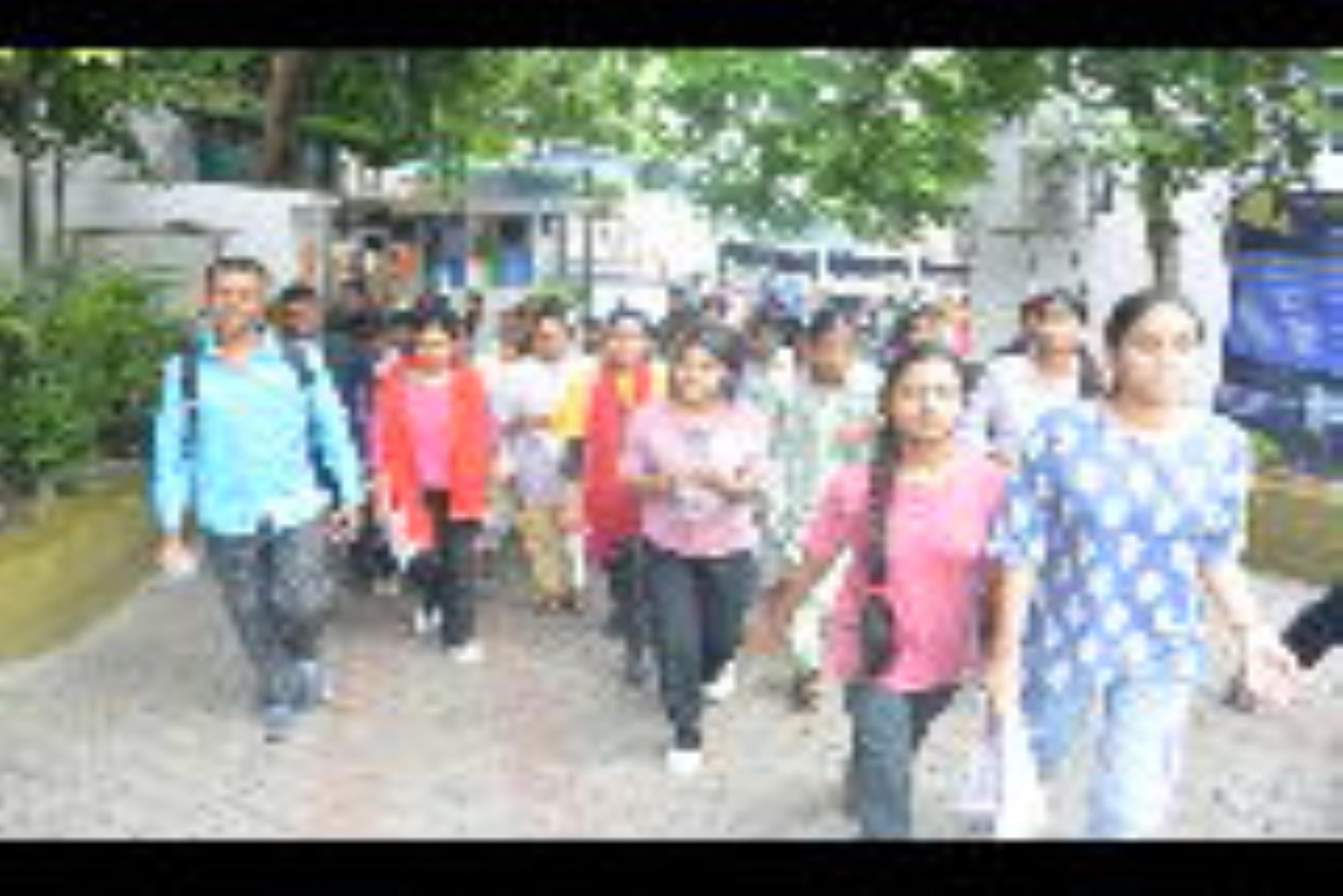 परीक्षा देकर आते अभ्यर्थी।
