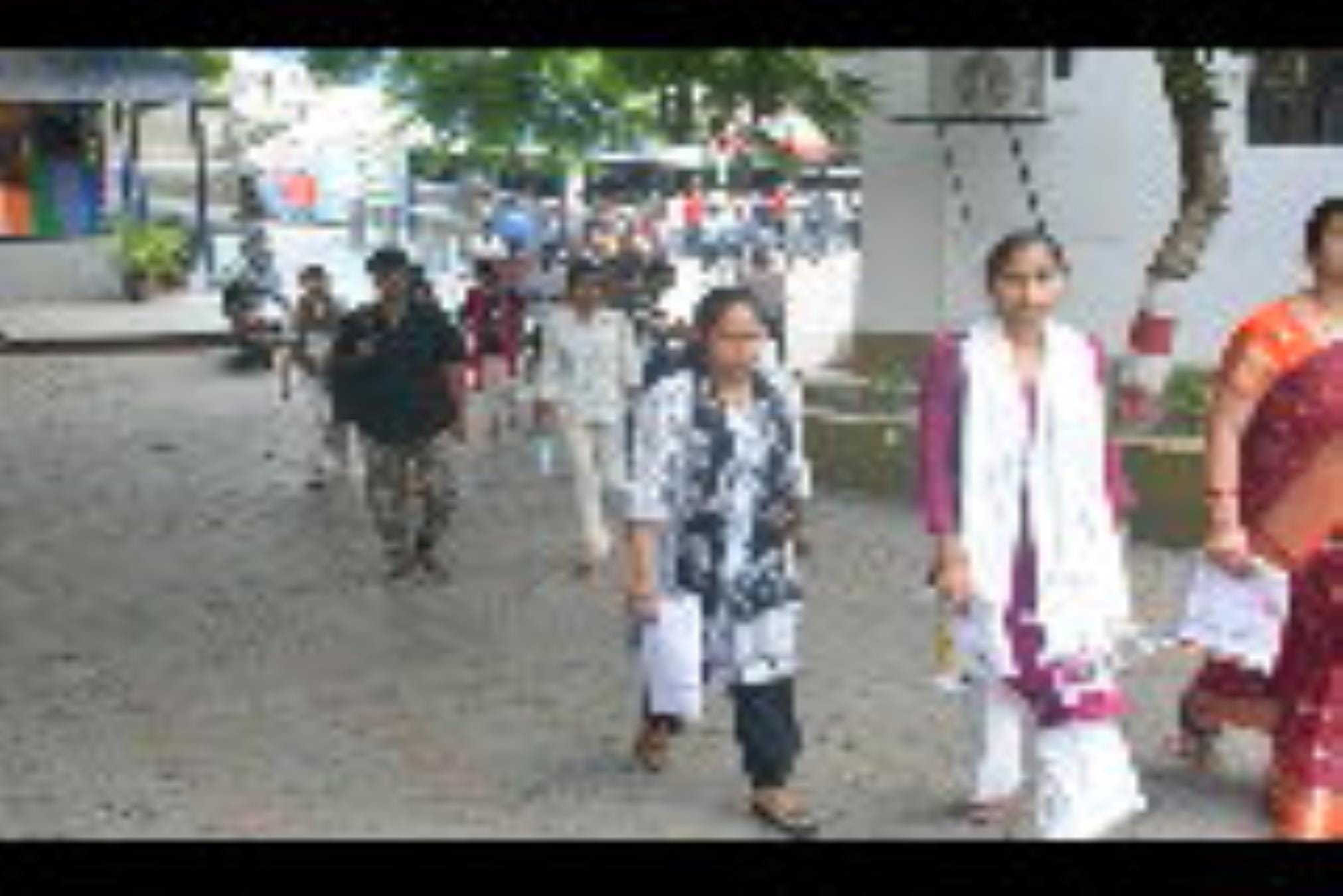 परीक्षा देकर आते अभ्यर्थी।