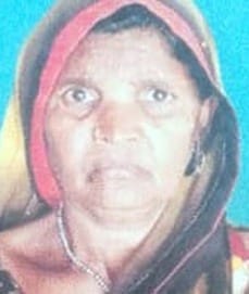 पुवायां के गांव सतवां में मगुनी देवी की मौत पर साक्ष्य एकत्र करती फोरेंसिक टीम। संवाद पुवायां के गांव सतवां में मगुनी देवी की मौत पर साक्ष्य एकत्र करती फोरेंसिक टीम। संवाद