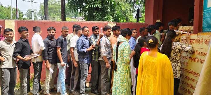 राजकीय इंटर कॉलेज के परीक्षा केंद्र के बाहर प्रश्न पत्र को देखते अभ्यर्थी : संवाद