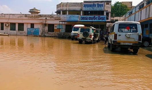 राजकीय मेडिकल कॉलेज में प्रशासनिक भवन के बाहर भरा बाढ़ का पानी। संवाद राजकीय मेडिकल कॉलेज में प्रशासनिक भवन के बाहर भरा बाढ़ का पानी। संवाद