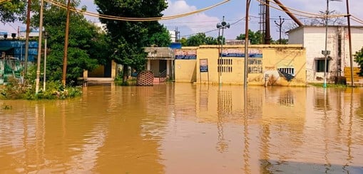 राजकीय मेडिकल कॉलेज में प्रशासनिक भवन के बाहर भरा बाढ़ का पानी। संवाद राजकीय मेडिकल कॉलेज में प्रशासनिक भवन के बाहर भरा बाढ़ का पानी। संवाद
