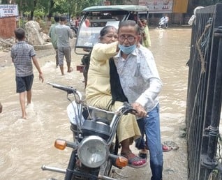 राजकीय मेडिकल कॉलेज में प्रशासनिक भवन के बाहर भरा बाढ़ का पानी। संवाद राजकीय मेडिकल कॉलेज में प्रशासनिक भवन के बाहर भरा बाढ़ का पानी। संवाद