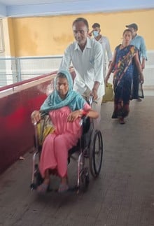 राजकीय मेडिकल कॉलेज में प्रशासनिक भवन के बाहर भरा बाढ़ का पानी। संवाद राजकीय मेडिकल कॉलेज में प्रशासनिक भवन के बाहर भरा बाढ़ का पानी। संवाद