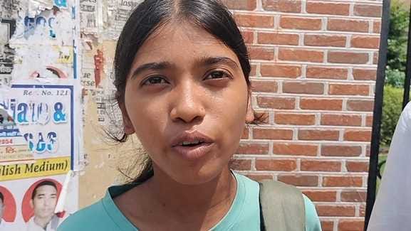 रेलवे स्टेशन पर सियालदाह एक्सप्रेस के एसी कोच में घुसने को लेकर मशक्कत करते अभ्यर्थी। संवाद रेलवे स्टेशन पर सियालदाह एक्सप्रेस के एसी कोच में घुसने को लेकर मशक्कत करते अभ्यर्थी। संवाद