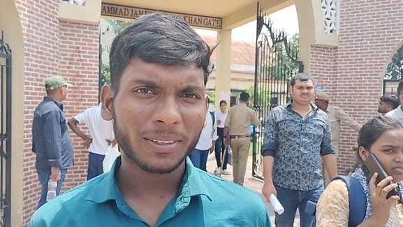 रेलवे स्टेशन पर सियालदाह एक्सप्रेस के एसी कोच में घुसने को लेकर मशक्कत करते अभ्यर्थी। संवाद रेलवे स्टेशन पर सियालदाह एक्सप्रेस के एसी कोच में घुसने को लेकर मशक्कत करते अभ्यर्थी। संवाद
