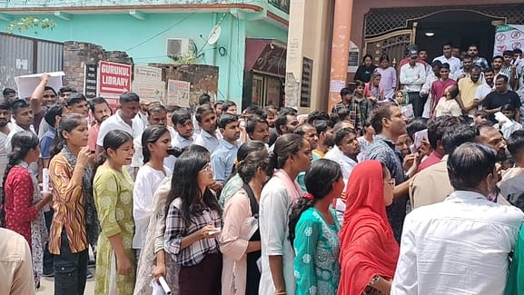 रेलवे स्टेशन पर सियालदाह एक्सप्रेस के एसी कोच में घुसने को लेकर मशक्कत करते अभ्यर्थी। संवाद रेलवे स्टेशन पर सियालदाह एक्सप्रेस के एसी कोच में घुसने को लेकर मशक्कत करते अभ्यर्थी। संवाद