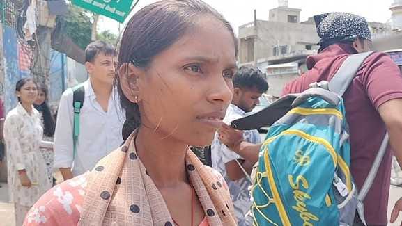 रेलवे स्टेशन पर सियालदाह एक्सप्रेस के एसी कोच में घुसने को लेकर मशक्कत करते अभ्यर्थी। संवाद रेलवे स्टेशन पर सियालदाह एक्सप्रेस के एसी कोच में घुसने को लेकर मशक्कत करते अभ्यर्थी। संवाद