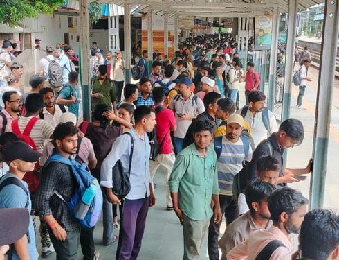 रेलवे स्टेशन पर सियालदाह एक्सप्रेस के एसी कोच में घुसने को लेकर मशक्कत करते अभ्यर्थी। संवाद रेलवे स्टेशन पर सियालदाह एक्सप्रेस के एसी कोच में घुसने को लेकर मशक्कत करते अभ्यर्थी। संवाद