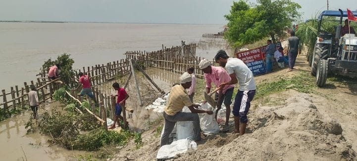 सहसवान में गंगा-महावा तटबंध से सटकर बहता गंगा का पानी। स्रोत प्रशासन