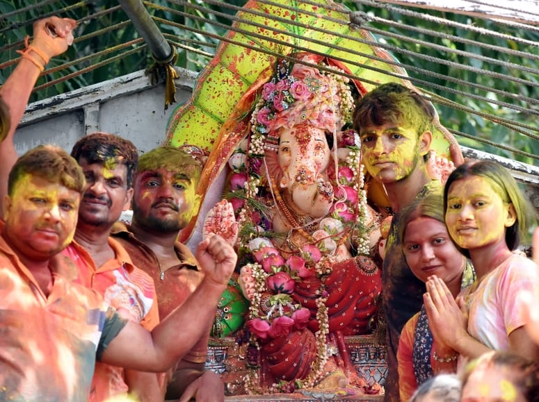 सुनील कैथवास.....हाइडिल कालोनी से निकाली गयी गणेश विसर्जन यात्रा में शामिल श्रद्धालु।