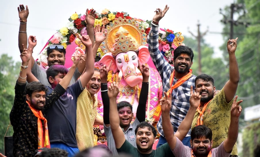 सुनील कैथवास.....हाइडिल कालोनी से निकाली गयी गणेश विसर्जन यात्रा में शामिल श्रद्धालु।
