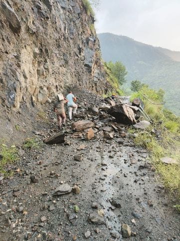 तकलेच उप तहसील के अंतर्गत खनोटू में भूस्खलन होने से मकान के लिए बना खतरा। संवाद तकलेच उप तहसील के अंतर्गत खनोटू में भूस्खलन होने से मकान के लिए बना खतरा। संवाद