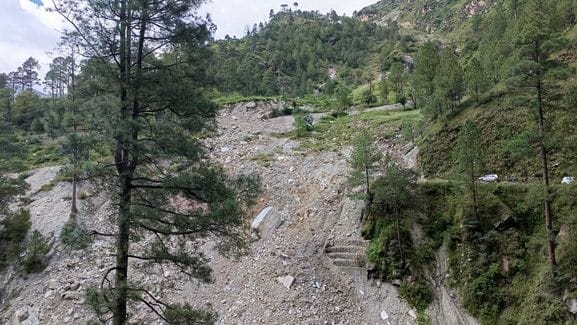 तकलेच उप तहसील के अंतर्गत खनोटू में भूस्खलन होने से मकान के लिए बना खतरा। संवाद तकलेच उप तहसील के अंतर्गत खनोटू में भूस्खलन होने से मकान के लिए बना खतरा। संवाद