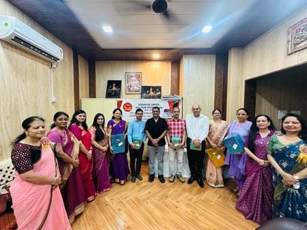 तिलहर में मां शारदे इंटर कॉलेज में केक काटते प्रबंधक। स्रोत: स्वयं तिलहर में मां शारदे इंटर कॉलेज में केक काटते प्रबंधक। स्रोत: स्वयं