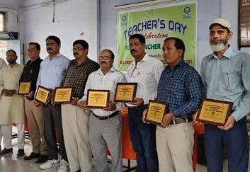 तिलहर में मां शारदे इंटर कॉलेज में केक काटते प्रबंधक। स्रोत: स्वयं तिलहर में मां शारदे इंटर कॉलेज में केक काटते प्रबंधक। स्रोत: स्वयं