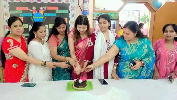 तिलहर में मां शारदे इंटर कॉलेज में केक काटते प्रबंधक। स्रोत: स्वयं तिलहर में मां शारदे इंटर कॉलेज में केक काटते प्रबंधक। स्रोत: स्वयं