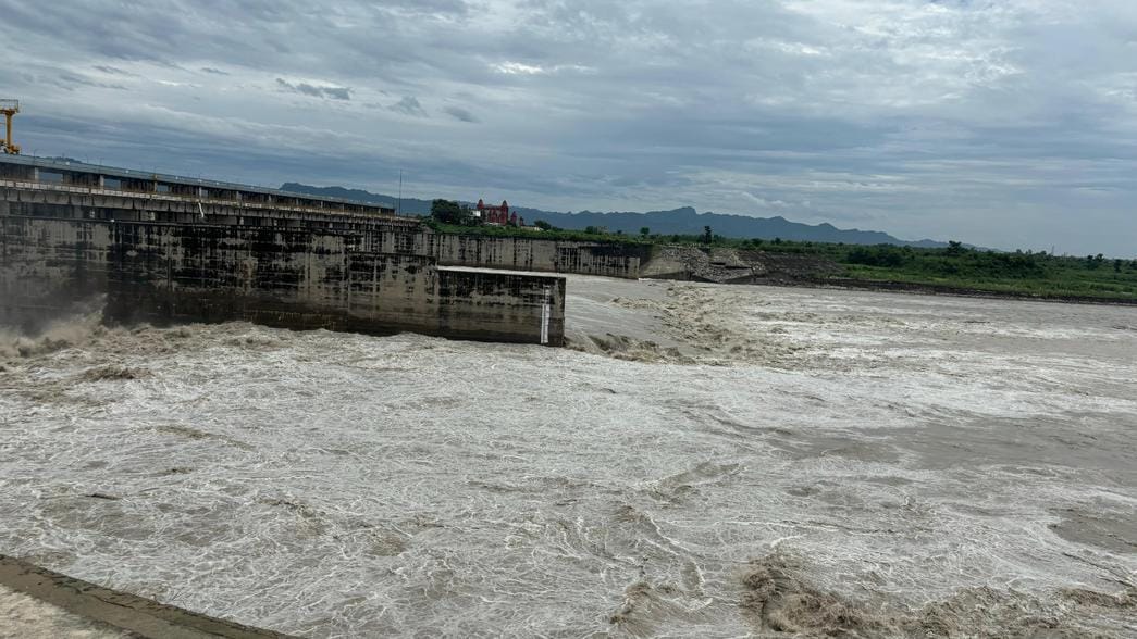 टापू कमालपुर में मिट्टी के कट्टे लगाते ग्रामीण। संवाद टापू कमालपुर में मिट्टी के कट्टे लगाते ग्रामीण। संवाद