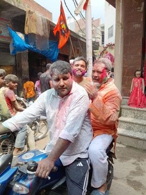 दहगवां में गणेश विसर्जन यात्रा में शामिल शिव-पार्वती की झांकी। संवाद दहगवां में गणेश विसर्जन यात्रा में शामिल शिव-पार्वती की झांकी। संवाद