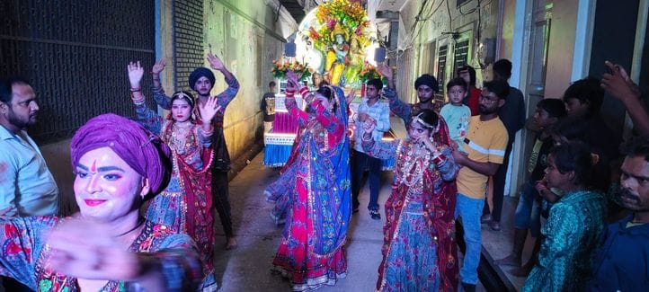दहगवां में गणेश विसर्जन यात्रा में शामिल शिव-पार्वती की झांकी। संवाद दहगवां में गणेश विसर्जन यात्रा में शामिल शिव-पार्वती की झांकी। संवाद