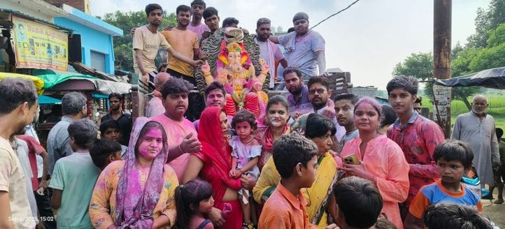 दहगवां में गणेश विसर्जन यात्रा में शामिल शिव-पार्वती की झांकी। संवाद दहगवां में गणेश विसर्जन यात्रा में शामिल शिव-पार्वती की झांकी। संवाद