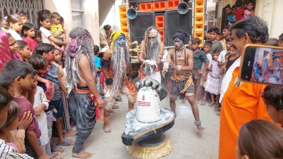 दहगवां में गणेश विसर्जन यात्रा में शामिल शिव-पार्वती की झांकी। संवाद दहगवां में गणेश विसर्जन यात्रा में शामिल शिव-पार्वती की झांकी। संवाद