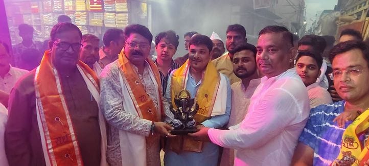 दहगवां में गणेश विसर्जन यात्रा में शामिल शिव-पार्वती की झांकी। संवाद दहगवां में गणेश विसर्जन यात्रा में शामिल शिव-पार्वती की झांकी। संवाद
