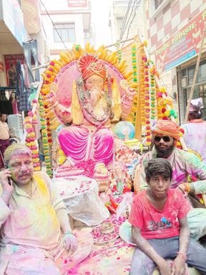 दहगवां में गणेश विसर्जन यात्रा में शामिल शिव-पार्वती की झांकी। संवाद दहगवां में गणेश विसर्जन यात्रा में शामिल शिव-पार्वती की झांकी। संवाद