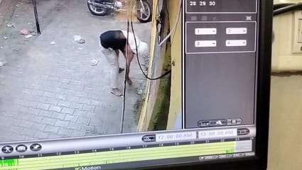 दौराला - मुंह ढककर ठेके में आग लगाता होमगार्ड सीसीटीवी कैमरे में हुआ कैद। स्रोत : वीडियो ग्रैब दौराला - मुंह ढककर ठेके में आग लगाता होमगार्ड सीसीटीवी कैमरे में हुआ कैद। स्रोत : वीडियो ग्रैब