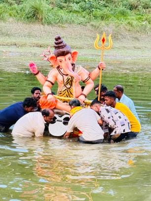 विसर्जन के लिए गणपति बप्पा की प्रतिमा को ले जाते श्रद्धालु स्रोत संवाद