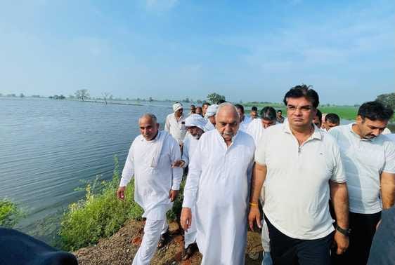 13...ट्यूब से बनाई नव में बैठकर मंदिर जाता ग्रामीण। संवाद 13...ट्यूब से बनाई नव में बैठकर मंदिर जाता ग्रामीण। संवाद