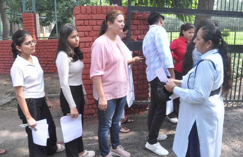 22....पीजीआई  के सभागार में प्रवेश परीक्षा का जायजा लेते कुलपति डॉ.एचकेअग्रवाल। स्रोत: पीजीआई