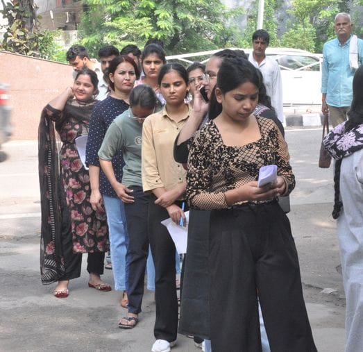 22....पीजीआई  के सभागार में प्रवेश परीक्षा का जायजा लेते कुलपति डॉ.एचकेअग्रवाल। स्रोत: पीजीआई