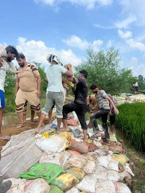 30 गुहला-चीका। रत्ताखेड़ा में डेरा सेवादारों की ओर बनाया गया बांध। सेवादार 30 गुहला-चीका। रत्ताखेड़ा में डेरा सेवादारों की ओर बनाया गया बांध। सेवादार