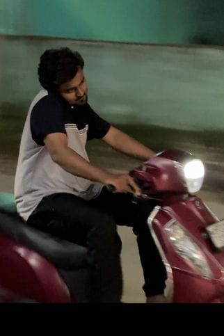 बाइक सलाते समय मोबाइल फोन का इस्तेमाल करता चालक। संवाद बाइक सलाते समय मोबाइल फोन का इस्तेमाल करता चालक। संवाद