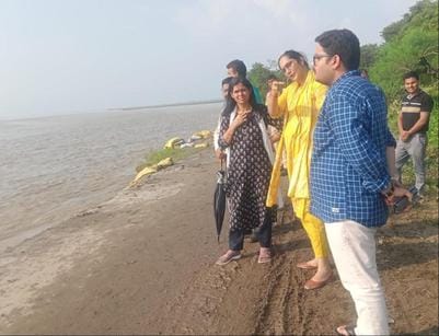 बिजनौर में गंगा बैराज के तटबंध का कटान करती गंगा। संवाद