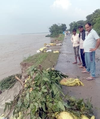 बिजनौर में गंगा बैराज के तटबंध का कटान करती गंगा। संवाद
